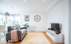 Luxe & Stylish 1 & 2 Bed Flats Near Heathrow, Legoland, & Windsor