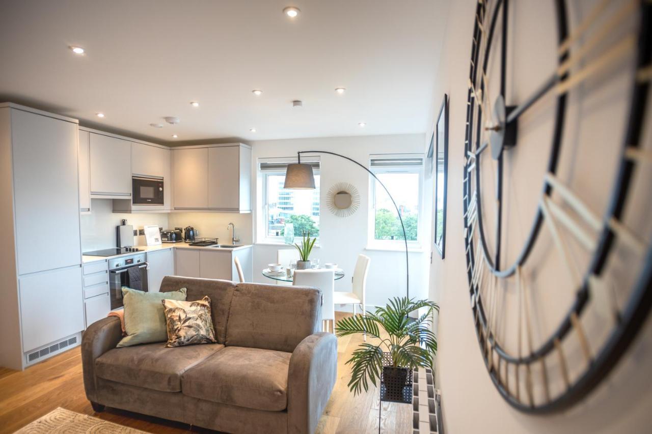 Luxe & Stylish 1 & 2 Bed Flats Near Heathrow, Legoland, & Windsor Slough Exterior foto