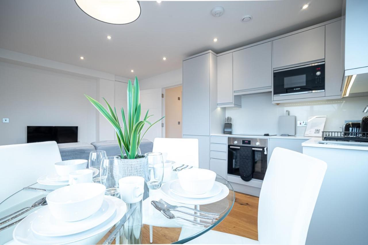 Luxe & Stylish 1 & 2 Bed Flats Near Heathrow, Legoland, & Windsor Slough Exterior foto