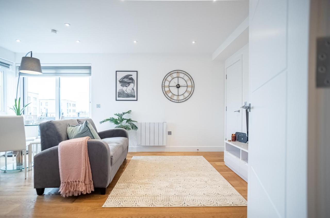 Luxe & Stylish 1 & 2 Bed Flats Near Heathrow, Legoland, & Windsor Slough Exterior foto