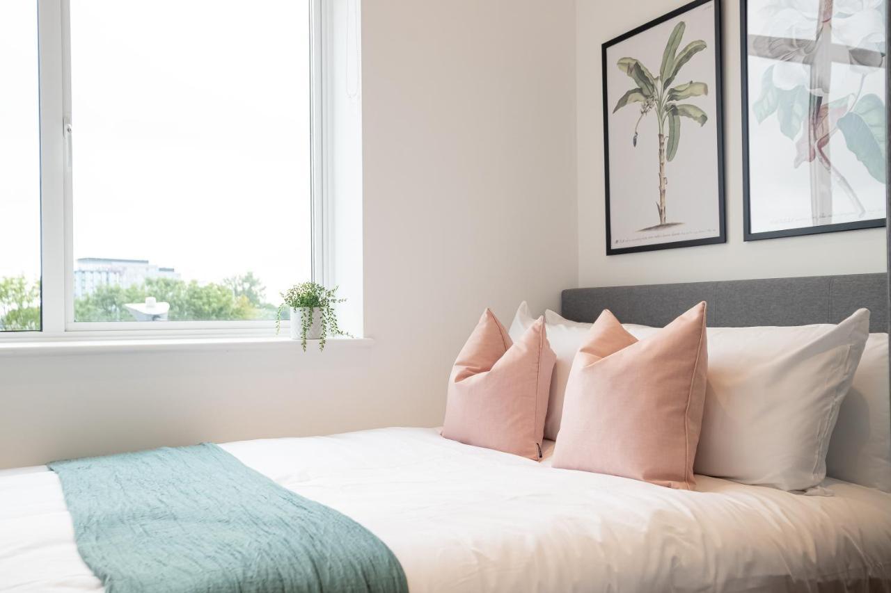Luxe & Stylish 1 & 2 Bed Flats Near Heathrow, Legoland, & Windsor Slough Exterior foto
