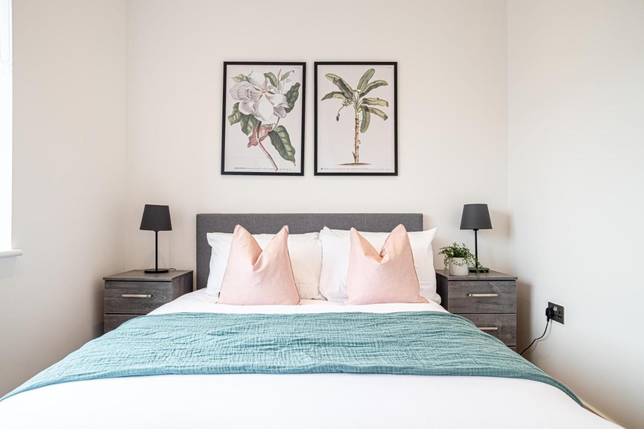 Luxe & Stylish 1 & 2 Bed Flats Near Heathrow, Legoland, & Windsor Slough Exterior foto