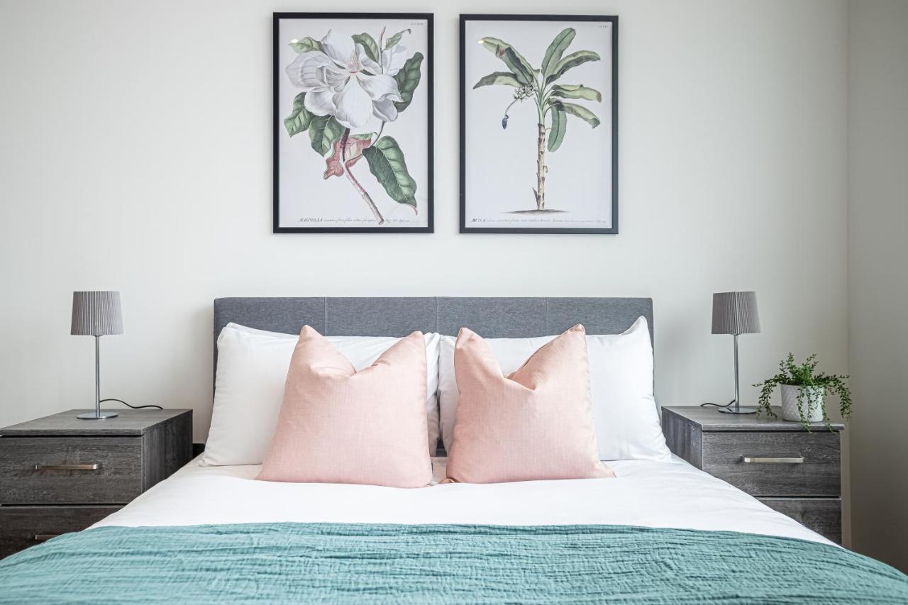 Luxe & Stylish 1 & 2 Bed Flats Near Heathrow, Legoland, & Windsor Slough Exterior foto