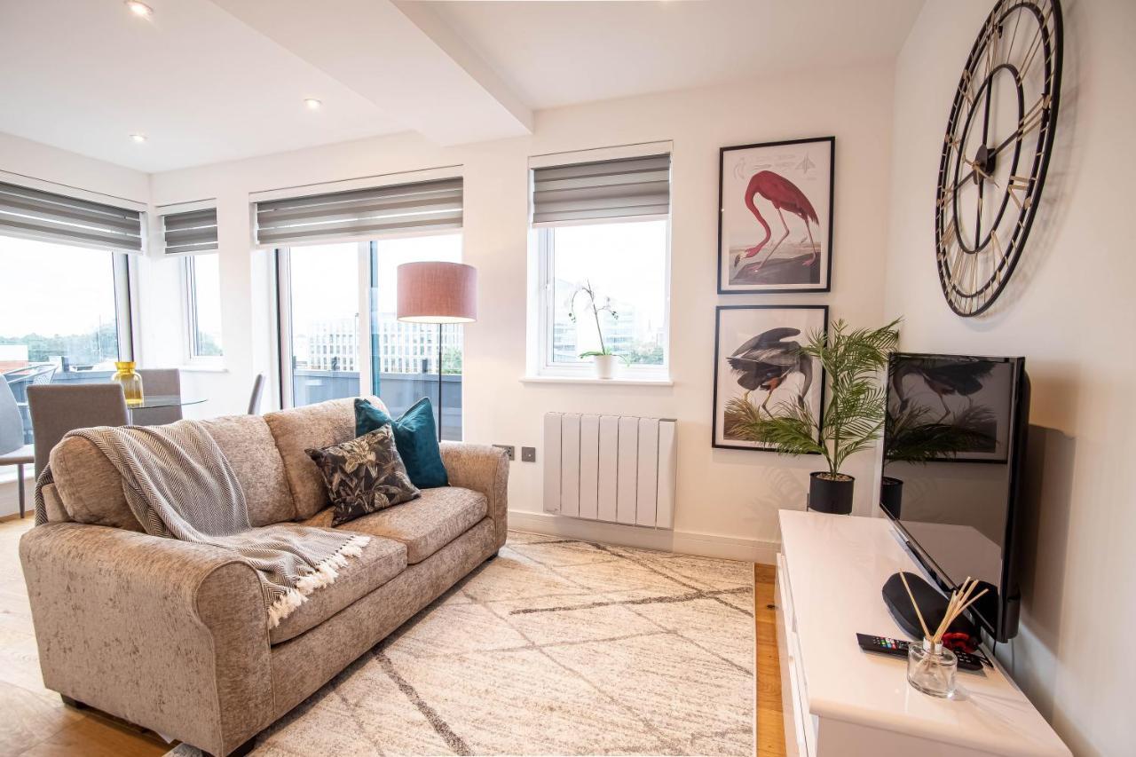 Luxe & Stylish 1 & 2 Bed Flats Near Heathrow, Legoland, & Windsor Slough Exterior foto