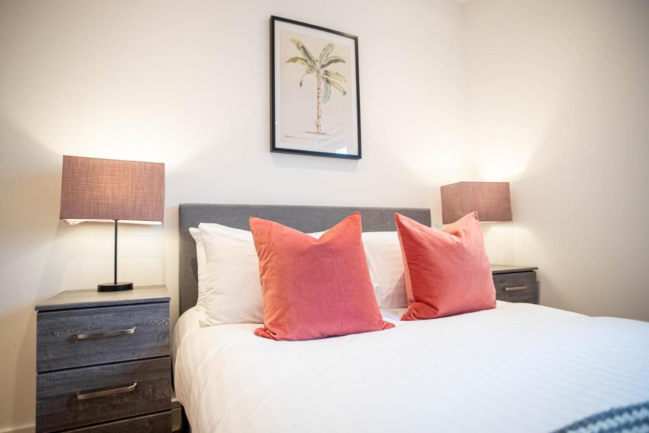 Luxe & Stylish 1 & 2 Bed Flats Near Heathrow, Legoland, & Windsor Slough Exterior foto